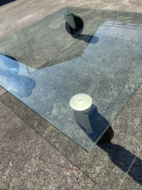 Image 1 of Table basse en verre sur roulettes