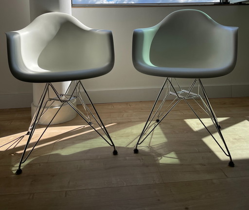 2x Eames DAR wit Fiberglass Armchair