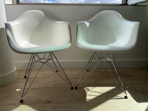 2x Eames DAR wit Fiberglass Armchair