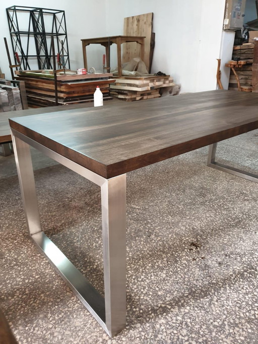 Vassali table with solid walnut wood top