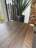 Mesa de comedor Cross Mc Glan, tapa de roble con patas de acero inoxidable