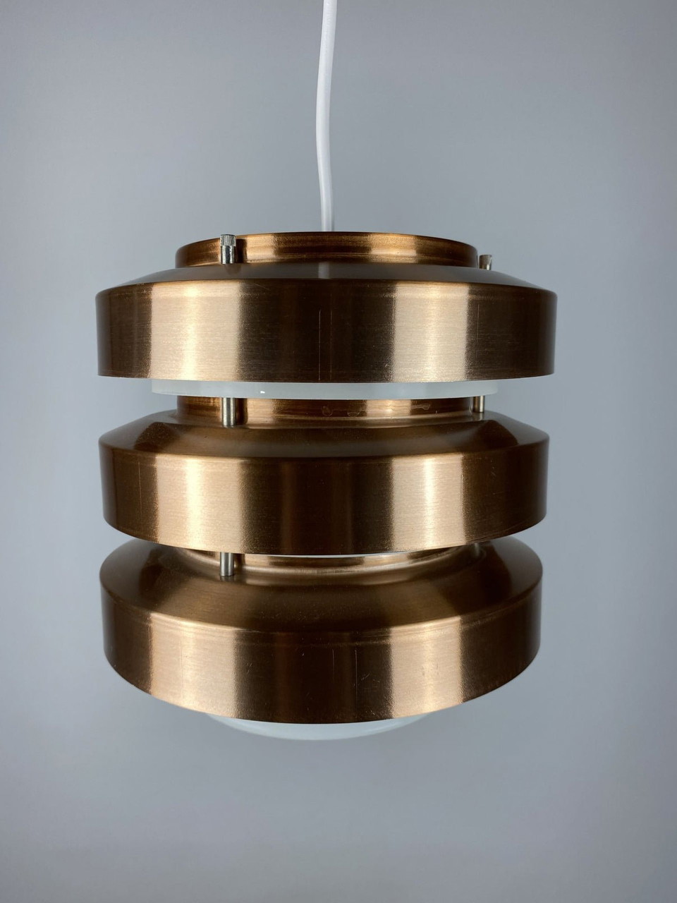 Lampada a sospensione realizzata da Veb Metalldrücker Halle dalla Ddr (Germania dell'Est) nel 1970