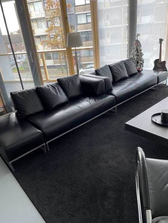 Image 1 of 2x canapés B&B Italia en cuir noir avec 2x poufs et table d'appoint