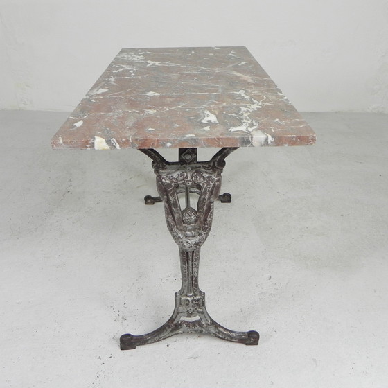 Image 1 of Table de bistrot, table de jardin avec plateau en marbre et cadre en fonte rare