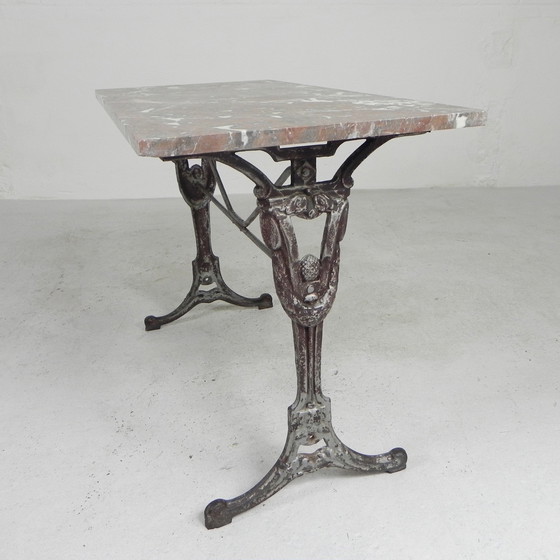 Image 1 of Table de bistrot, table de jardin avec plateau en marbre et cadre en fonte rare