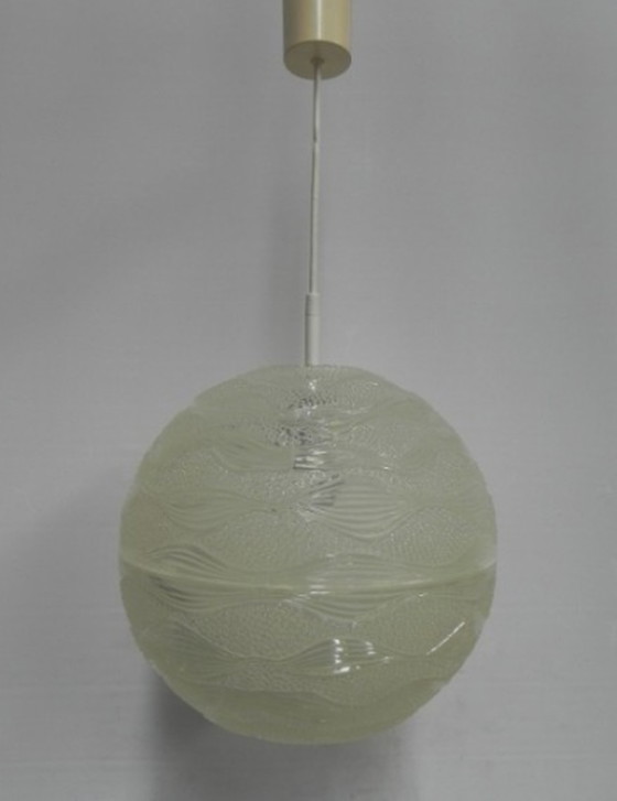 Image 1 of Lampada a sospensione vintage con globo rotondo in plastica