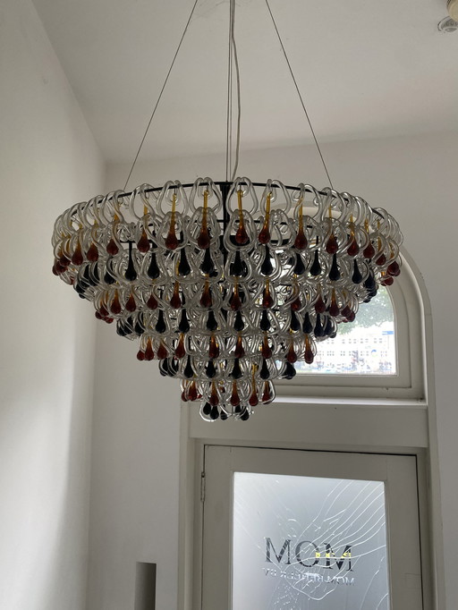 Grand lustre avec des centaines de pendentifs