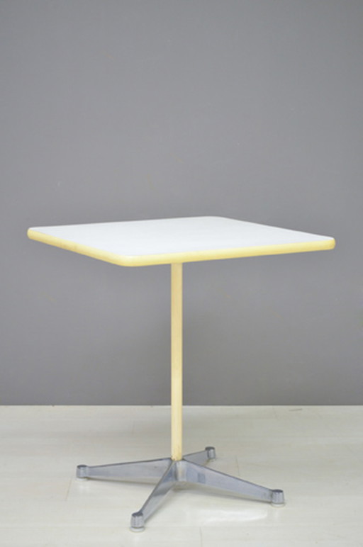 Table Eames