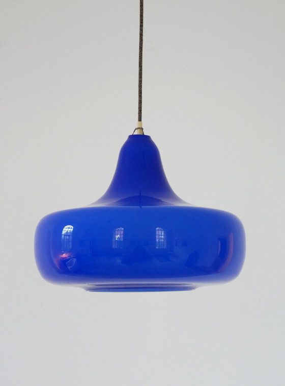 Image 1 of Alessandro Pianon grande lampe suspendue bleue Vistosi, Italie années 1960