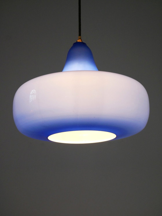 Image 1 of Alessandro Pianon grande lampe suspendue bleue Vistosi, Italie années 1960