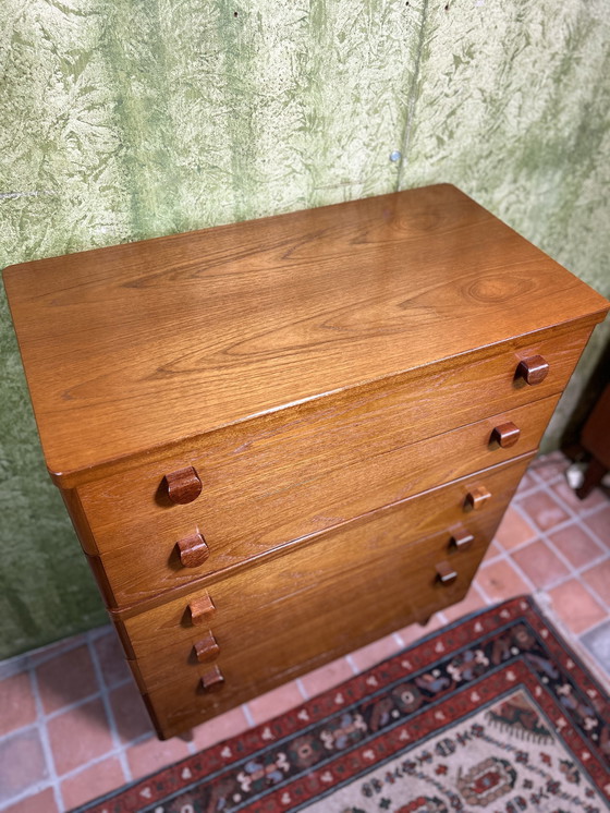 Image 1 of Cassettiera alta in teak retrò vintage di metà secolo di Stag 