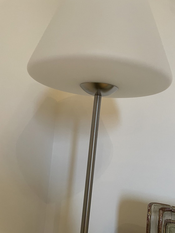 Image 1 of Lampadaire moderne en verre laiteux blanc