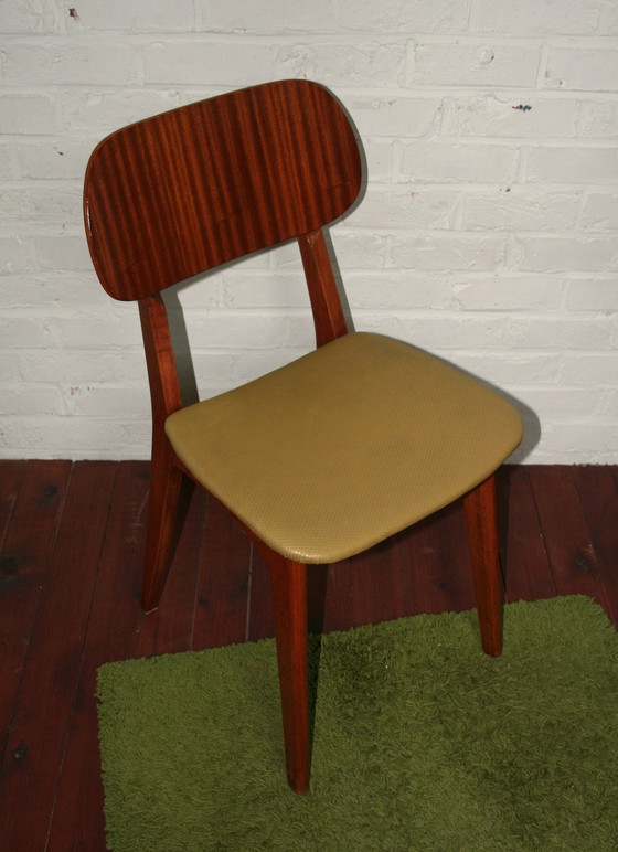 Image 1 of Sedia vintage restaurata con poggiapiedi abbinato