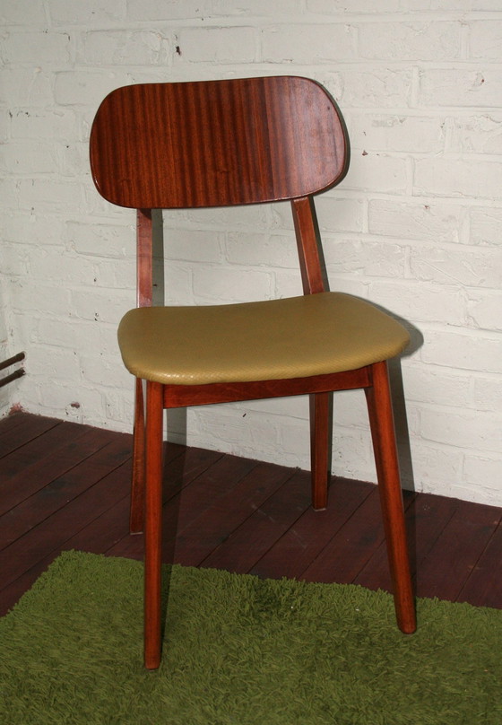 Image 1 of Sedia vintage restaurata con poggiapiedi abbinato