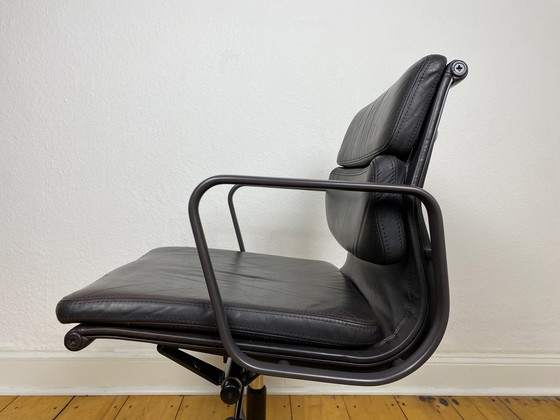 Image 1 of Vitra Soft Pad Chair EA 217 by Charles & Ray Eames desk chair