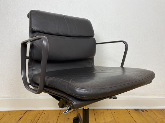 Image 1 of Vitra Soft Pad Chair EA 217 by Charles & Ray Eames desk chair