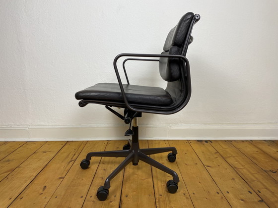 Image 1 of Vitra Soft Pad Chair EA 217 by Charles & Ray Eames desk chair