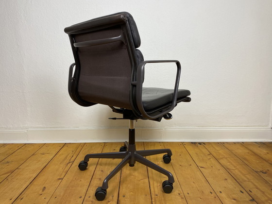 Image 1 of Vitra Soft Pad Chair EA 217 by Charles & Ray Eames desk chair