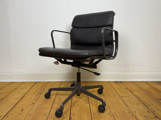 Image 1 of Vitra Soft Pad Chair EA 217 by Charles & Ray Eames desk chair