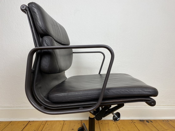 Image 1 of Vitra Soft Pad Chair EA 217 by Charles & Ray Eames desk chair