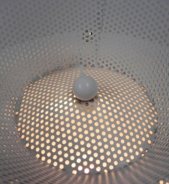 Image 1 of Lampe sur pied vintage avec abat-jour en verre et abat-jour en acier perforé