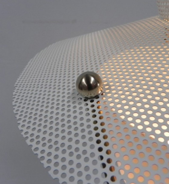 Image 1 of Lampe sur pied vintage avec abat-jour en verre et abat-jour en acier perforé