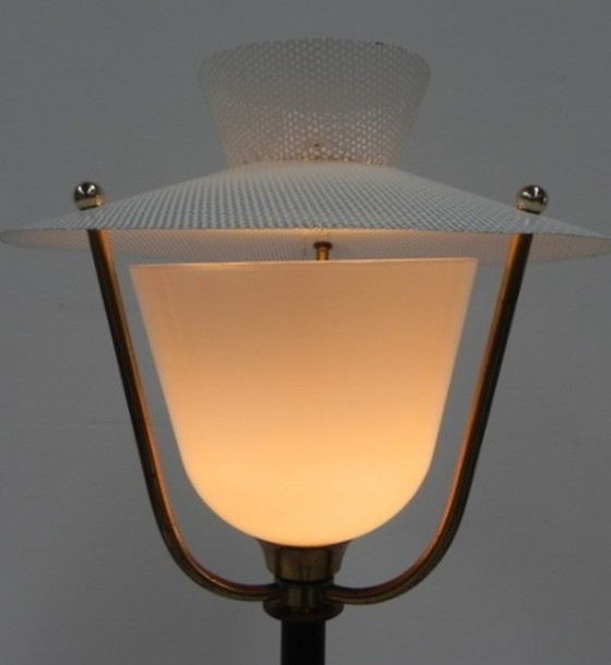 Image 1 of Lampe sur pied vintage avec abat-jour en verre et abat-jour en acier perforé