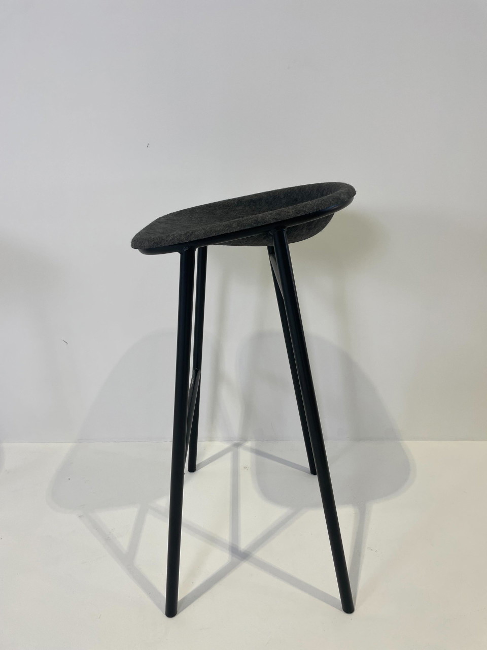 4x De Vorm LJ 3 PET Felt Bar Stool | €775 | Whoppah
