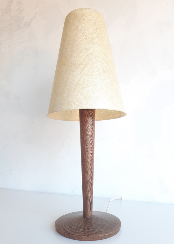 Image 1 of Lampada da tavolo di metà secolo con base in legno e paralume in fibra di vetro, stile anni '50, lampada in poliestere
