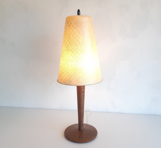 Image 1 of Lampada da tavolo di metà secolo con base in legno e paralume in fibra di vetro, stile anni '50, lampada in poliestere