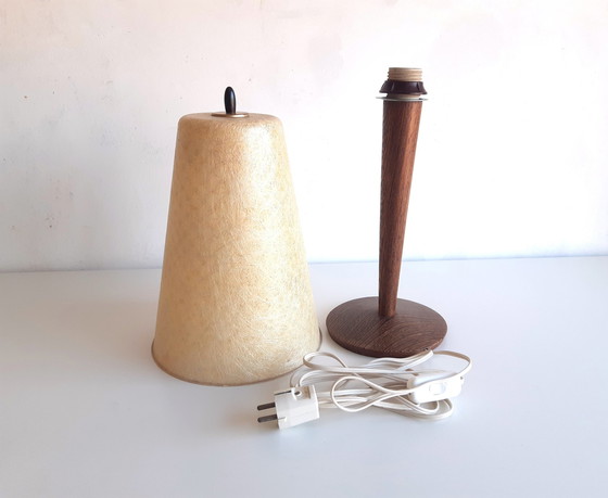 Image 1 of Lampada da tavolo di metà secolo con base in legno e paralume in fibra di vetro, stile anni '50, lampada in poliestere