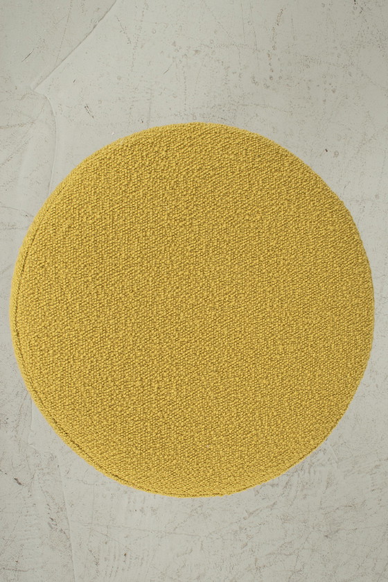 Image 1 of Taburete con estructura de alambre