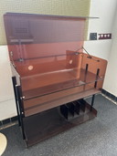 Mueble tocadiscos de plexiglás de la década de 1970