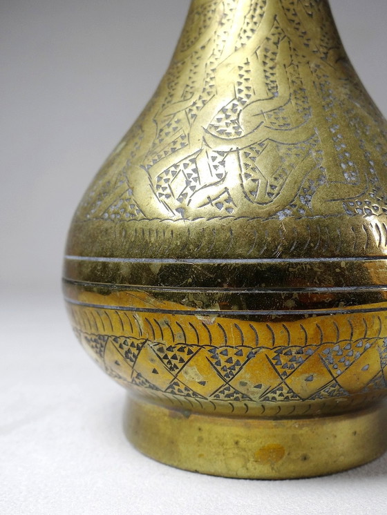 Image 1 of Petit vase ancien Islamique Mamelouk laiton gravé artisanat