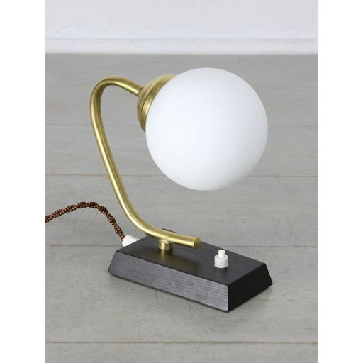 Lampada da tavolo di metà secolo in ottone e opalino