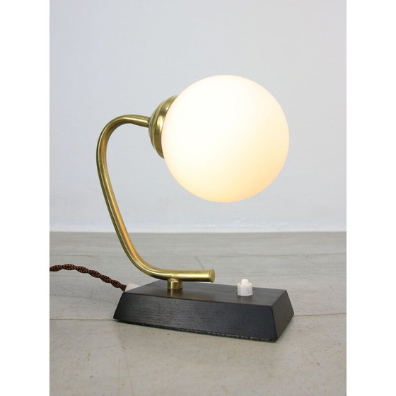 Image 1 of Lampada da tavolo di metà secolo in ottone e opalino