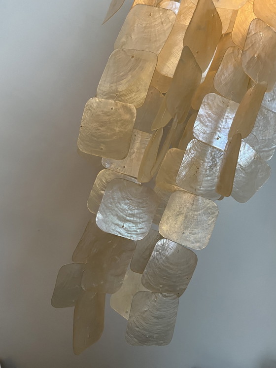 Image 1 of Lámpara colgante de concha de capiz con marco de bambú color nácar 