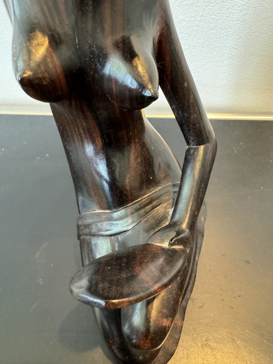 Image 1 of Sculpture en bois dans un miroir regardant une femme