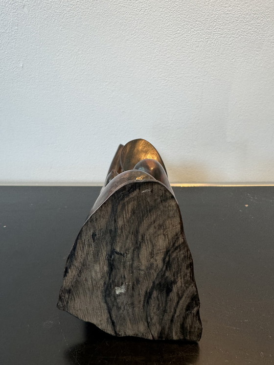 Image 1 of Sculpture en bois dans un miroir regardant une femme