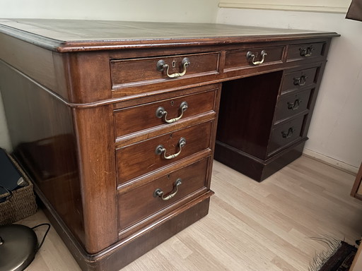 Delta Chesterfield English Mahogany Desk