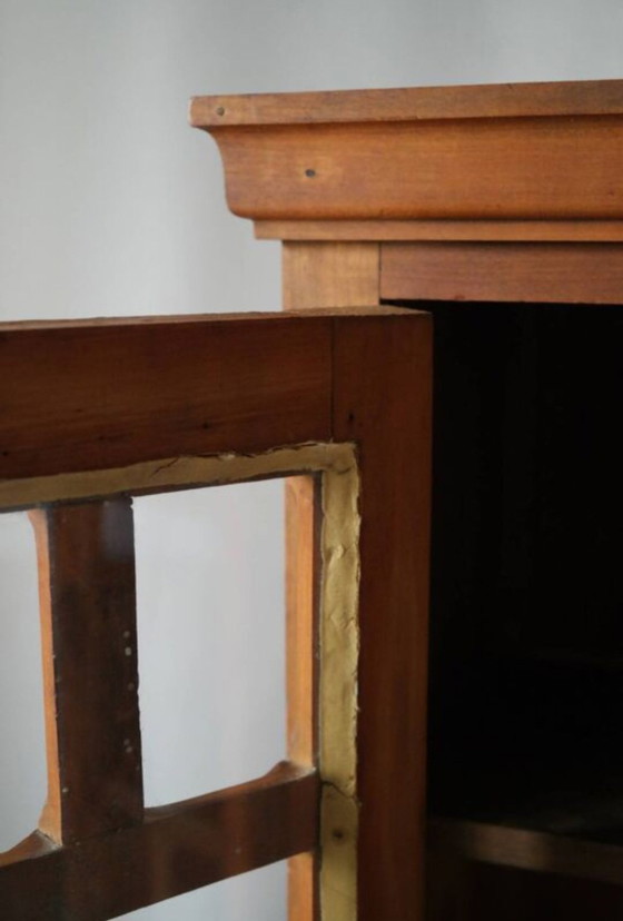 Image 1 of Vetrina in noce massello della metà del XX secolo 