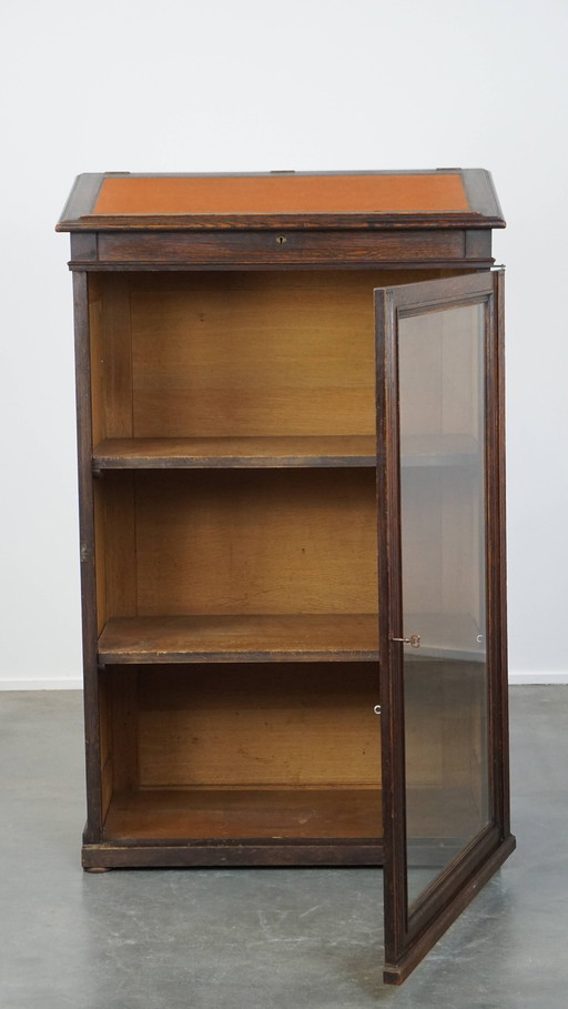 Cabinet made of oak with glass door