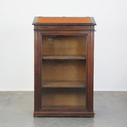 Cabinet made of oak with glass door