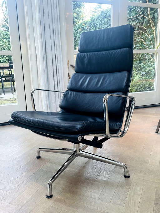 Vitra Eames EA 222 Soft Pad lounge chair