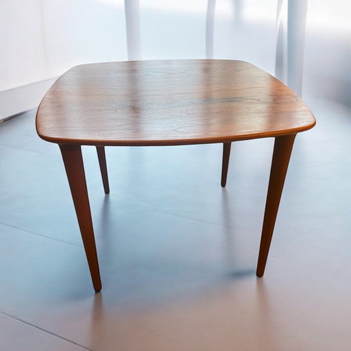 Mesa auxiliar de diseño escandinavo - Rolf Rastad &amp; Adolf Relling para Gustav Bahus con borde suizo en teca maciza