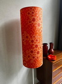 Lampada da terra anni Settanta con base a tulipano e paralume arancione con fiori