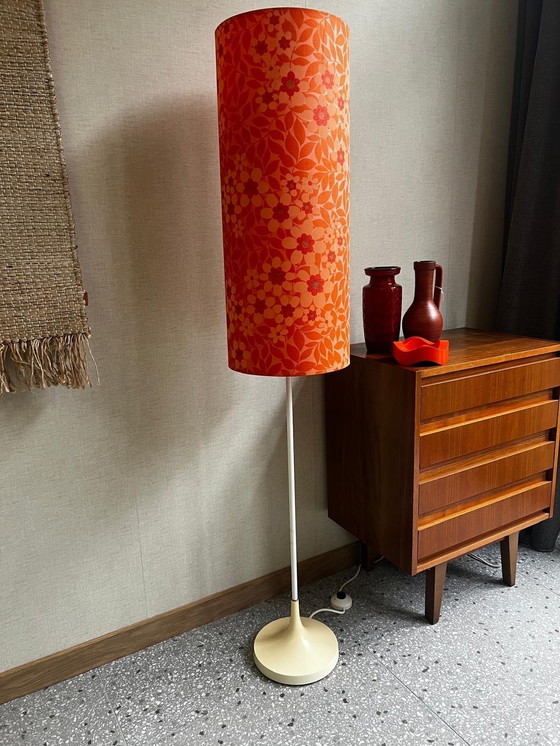 Image 1 of Lámpara de pie de los años setenta con base de tulipán y pantalla naranja con flores