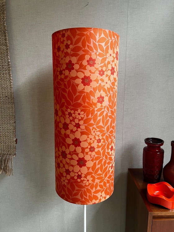 Image 1 of Lámpara de pie de los años setenta con base de tulipán y pantalla naranja con flores