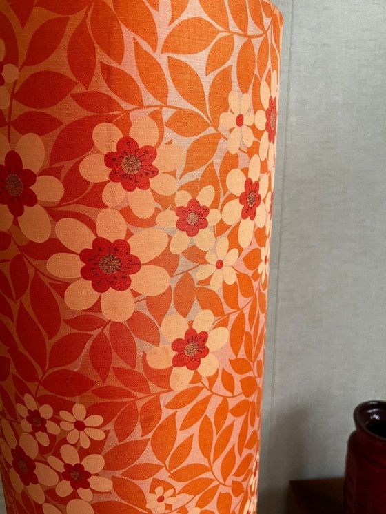 Image 1 of Lámpara de pie de los años setenta con base de tulipán y pantalla naranja con flores