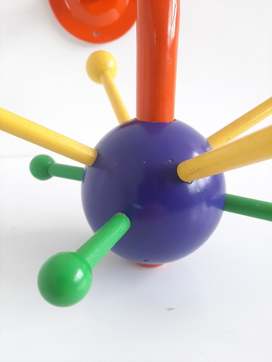 Image 1 of Appendiabiti da parete Sputnik in legno vintage e colorato, Ikea